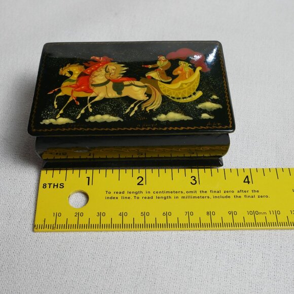 Russian Lacquered Trinket Box With Fairy Tale Scene & Hinged Lid - 3.5" x 2" VTG - Picture 5 of 6